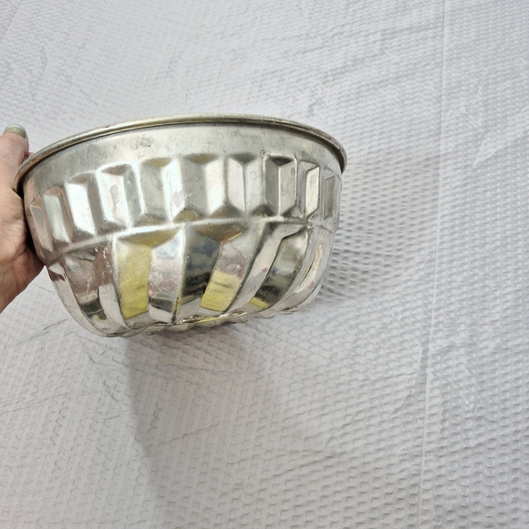 Kaiser West Germany Silver Tone Metal Bundt Cake pan - Rustic Country Kitchen - Picture 9 of 15